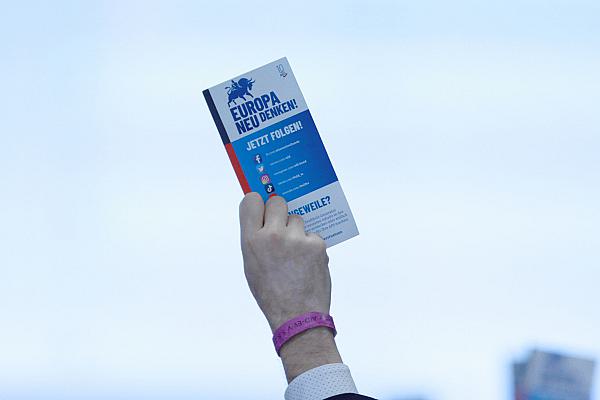 AfD-Europawahlversammlung ein Flyer wird hochgehalten