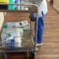 Medikamentenwagen in einem Krankenhausflur mit einer Krankenschwester