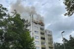 Rauch aus den Dachgeschoss eine Hochhauses