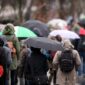 Menschen mit Regenschirm