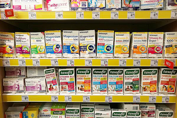 Nahrungsergänzungsmittel in einem Drogeriemarkt 