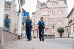 Zwei Polizisten laufen entspannt durch Bad Bergzabern