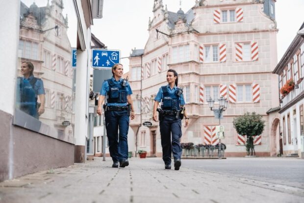 Zwei Polizisten laufen entspannt durch Bad Bergzabern