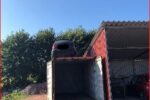 Gleiszellen-Gleishorbach: Unbekannter hebt Auto mit Gabelstabler auf Container-