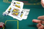 Ein Spieler wirft Pokerkarten auf einen Tisch