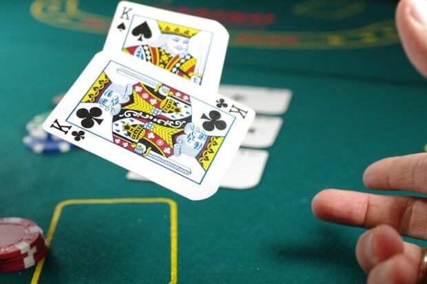 Ein Spieler wirft Pokerkarten auf einen Tisch 