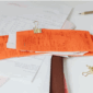 Stapel ungeordneter Aktenordner und Papiere auf einem Schreibtisch, die den Verwaltungsaufwand bei der Ausbildungsdokumentation symbolisieren